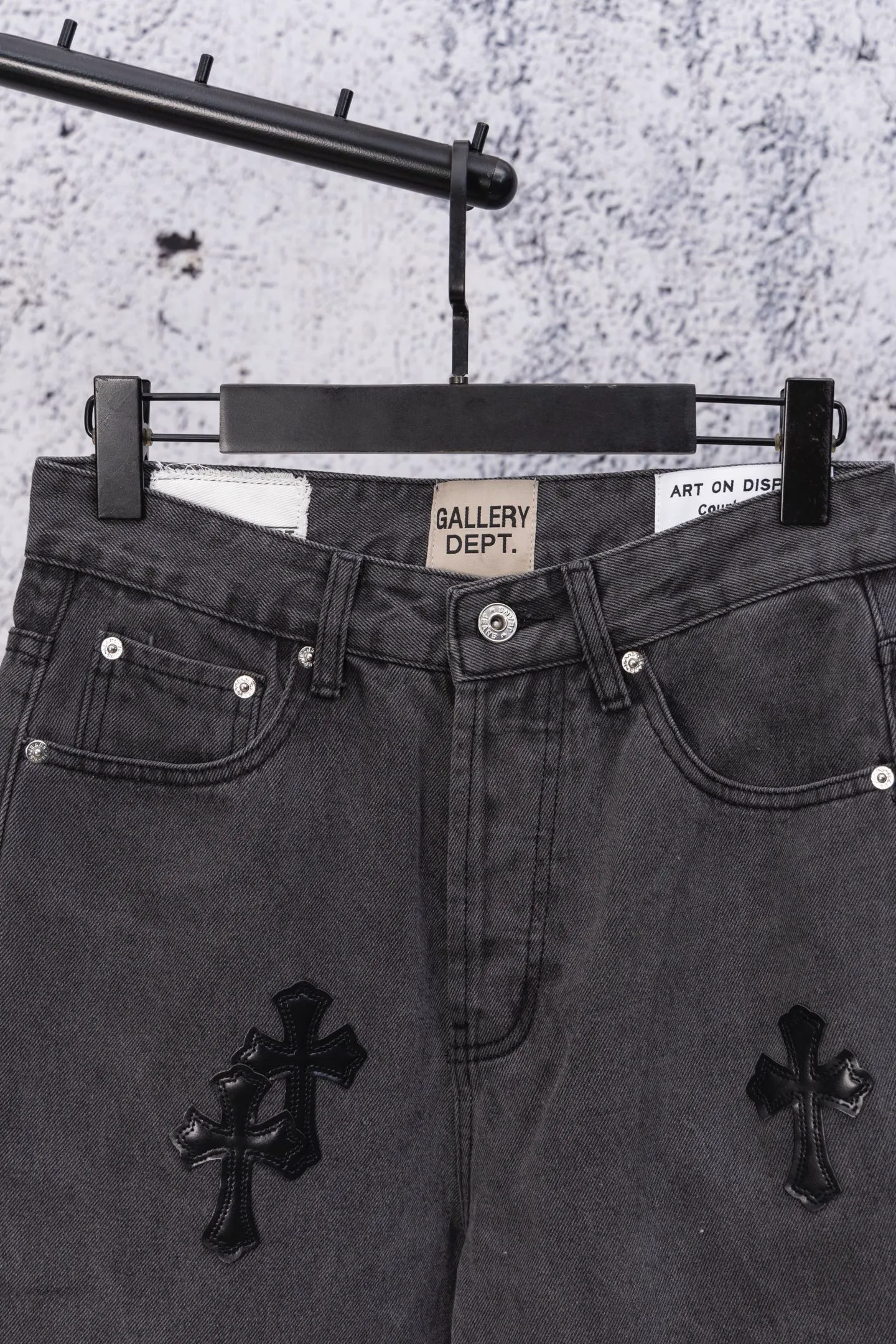 💰270 GALLERY DEPT. Vintage multi-leather splicing cross loose washed flared jeans to truly restore the ultimate texture of Vintage. Original hardware accessories, washed and other elevators, QR code analysis are all purchased from the original factory, high degree of restoration, you are welcome to compare the products~ Three-dimensional version Loose and comfortable, not picky about the figure, taller and slimmer, factory Seiko, original factory quality control, same style for men and women, can be matched with couples, versatile recommendation, must-have jeans for all seasons Size: 28-30-32-34 Color: blue gray